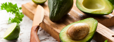 Awokado z purée z batata z nutą cytryny, kolendrą i chipsami bananowo-kasawowymi