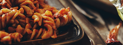 Makaron z sorgo w pomidorowym sosie w stylu jollof z chrupiącą okrą